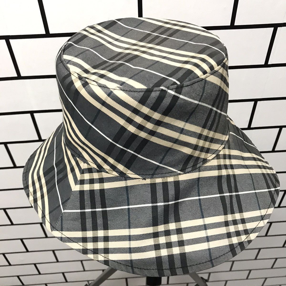 Burberry × Vintage Reversible Burberry Nova Check Embroidery Bucket Hat Size ONE SIZE - 6 Thumbnail
