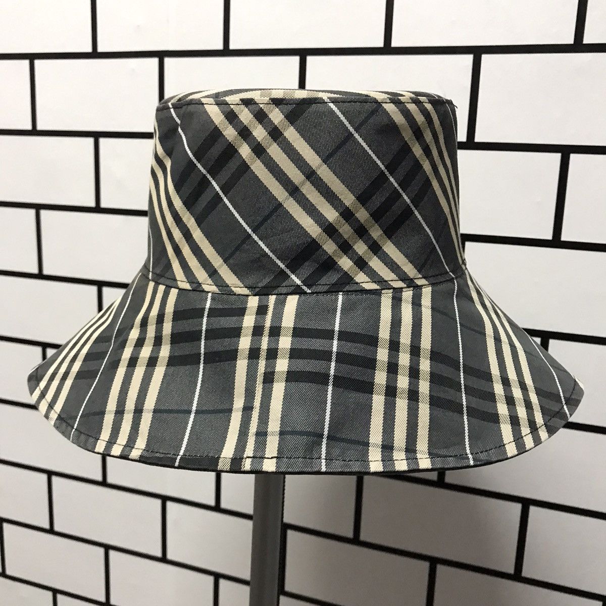 Burberry × Vintage Reversible Burberry Nova Check Embroidery Bucket Hat Size ONE SIZE - 3 Thumbnail