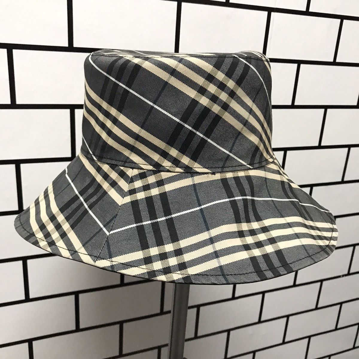 Burberry × Vintage Reversible Burberry Nova Check Embroidery Bucket Hat Size ONE SIZE - 5 Thumbnail