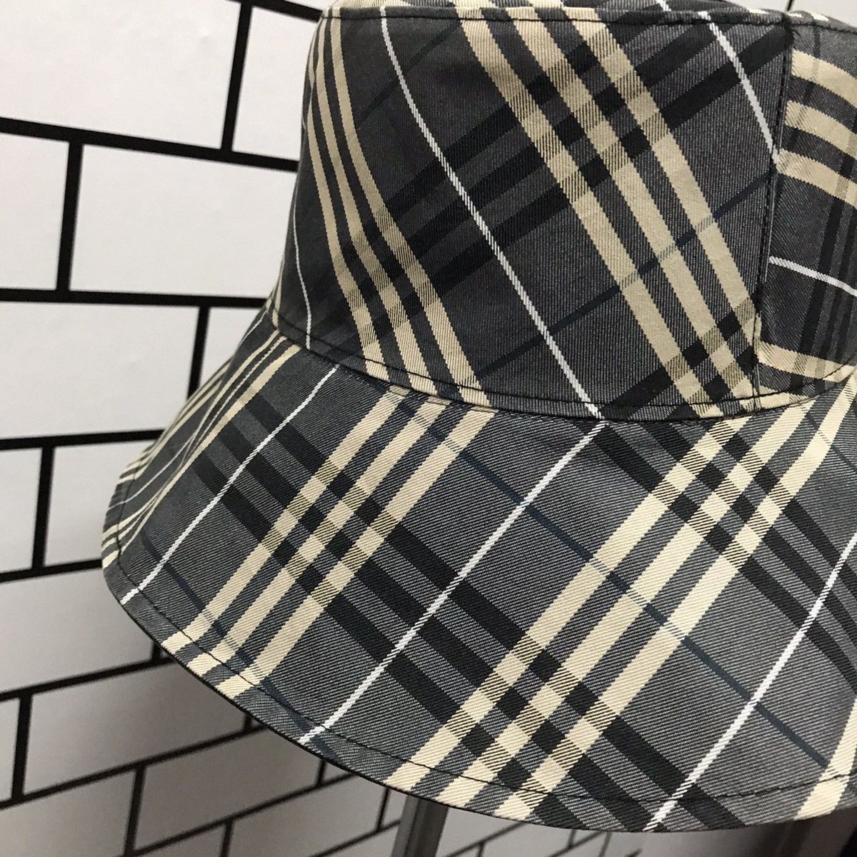 Burberry × Vintage Reversible Burberry Nova Check Embroidery Bucket Hat Size ONE SIZE - 8 Thumbnail