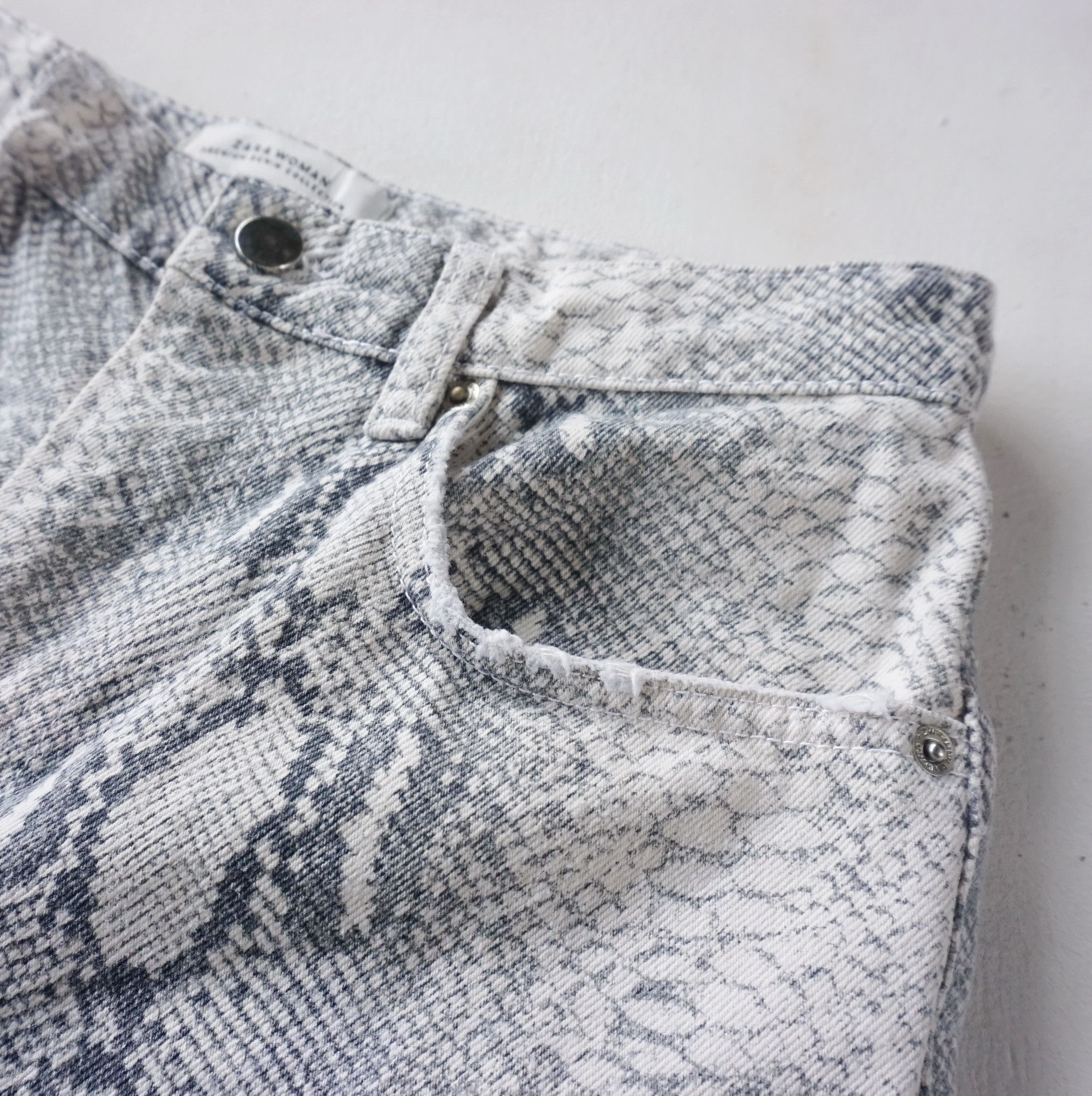 Zara ZARA Woman Faux Snake Skin Denim Size 26" / US 2 / IT 38 - 9 Thumbnail