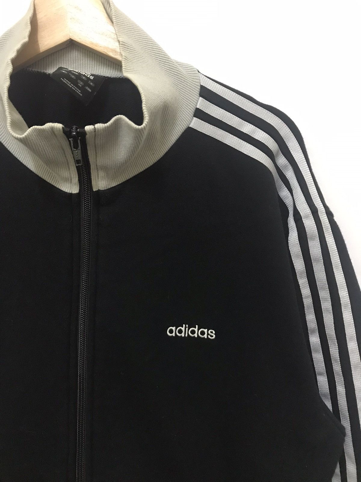 Adidas ADIDAS SWEATER SPORTSWEAR SMALL LOGO Size US L / EU 52-54 / 3 - 4 Thumbnail