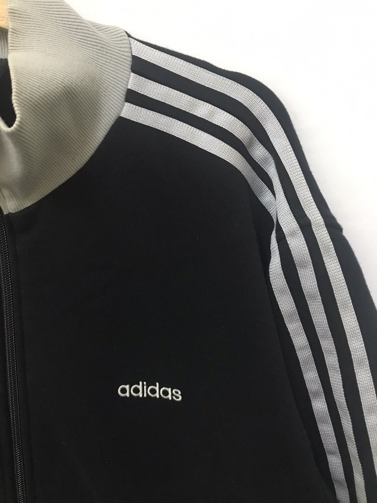 Adidas ADIDAS SWEATER SPORTSWEAR SMALL LOGO Size US L / EU 52-54 / 3 - 3 Thumbnail
