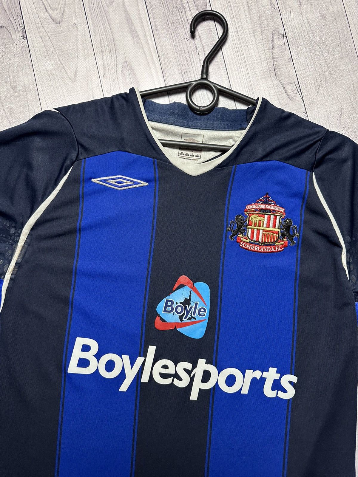 Umbro × Vintage Vintage Umbro Sunderland striped soccer jersey size M Size US M / EU 48-50 / 2 - 2 Thumbnail
