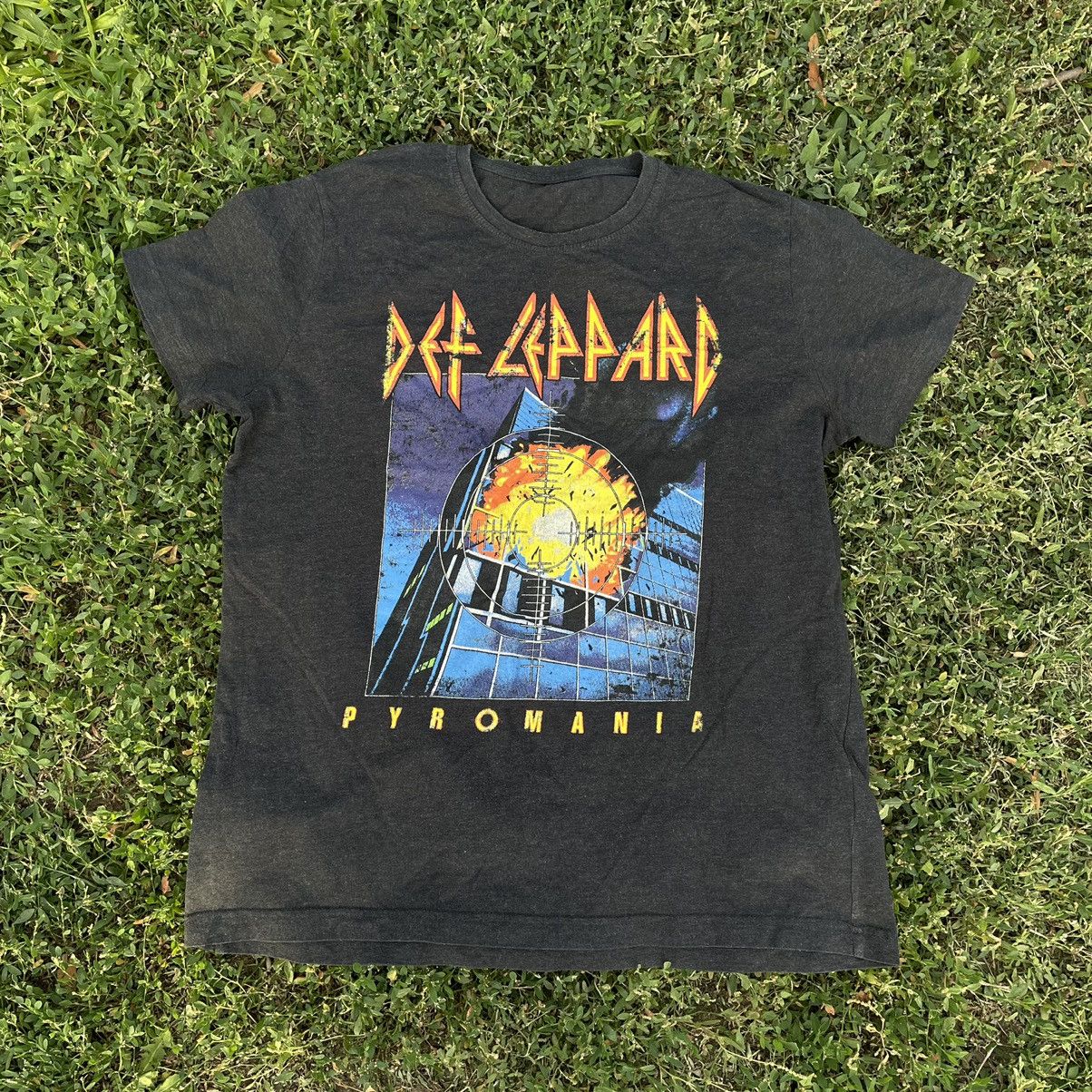 Vintage Vintage 90s Def Leppard Pyromania Band Tee Grunge Black L Size US L / EU 52-54 / 3 - 1 Thumbnail