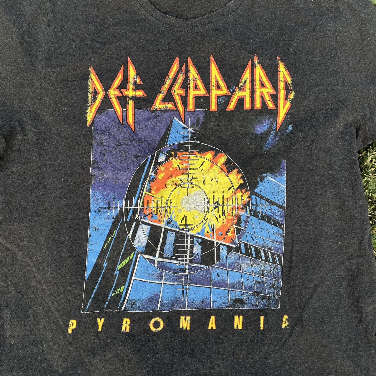 Vintage Vintage 90s Def Leppard Pyromania Band Tee Grunge Black L Size US L / EU 52-54 / 3 - 4 Thumbnail