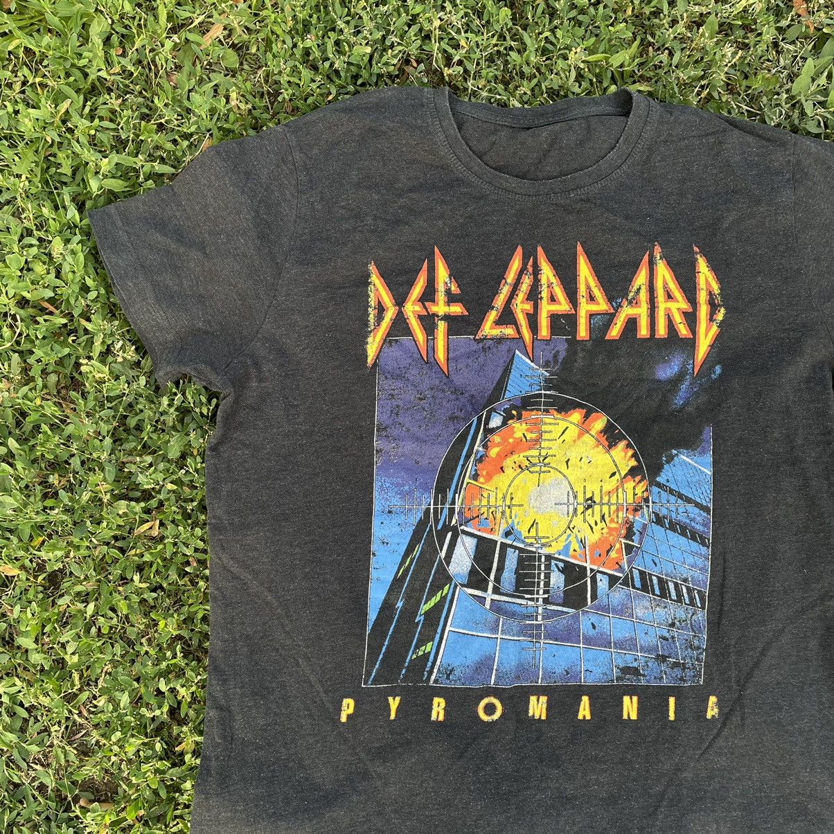 Vintage Vintage 90s Def Leppard Pyromania Band Tee Grunge Black L Size US L / EU 52-54 / 3 - 3 Thumbnail