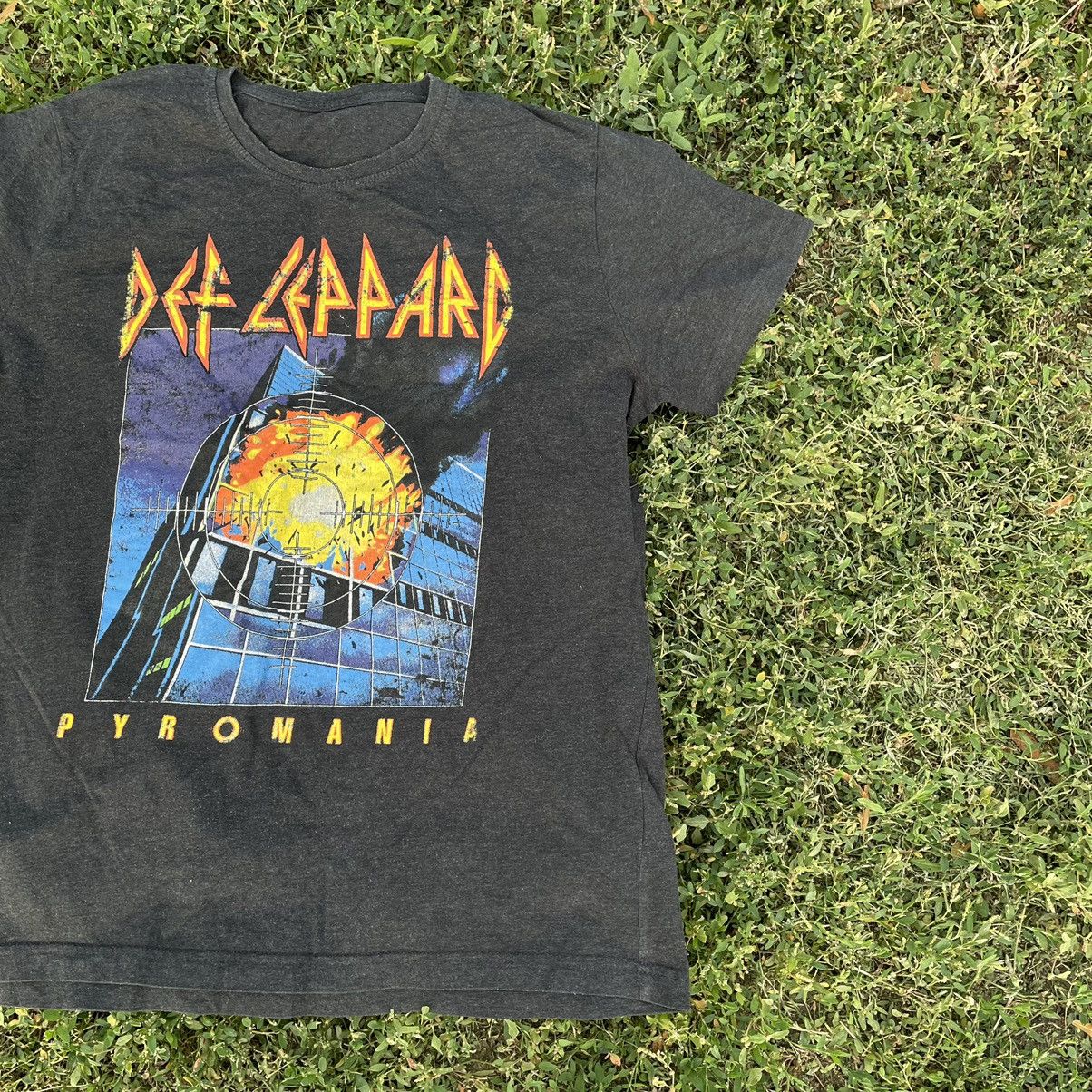 Vintage Vintage 90s Def Leppard Pyromania Band Tee Grunge Black L Size US L / EU 52-54 / 3 - 2 Thumbnail