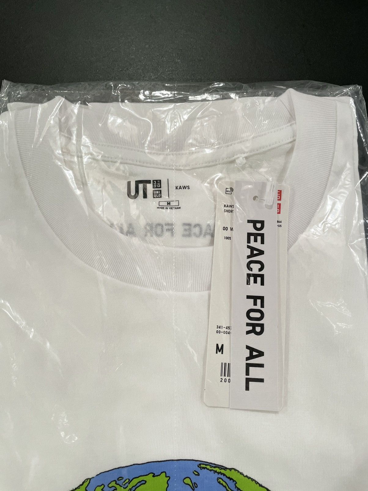 Kaws × Uniqlo Medium KAWS White Peace for All The Figure Gone Vinyl Shirt Size US M / EU 48-50 / 2 - 6 Thumbnail