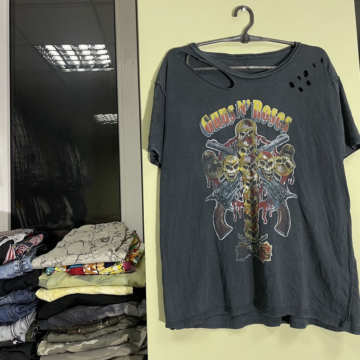 Vintage Vintage 90s Guns N Roses Sun Faded Graphic Band Tee Grunge L Size US L / EU 52-54 / 3 - 4 Thumbnail