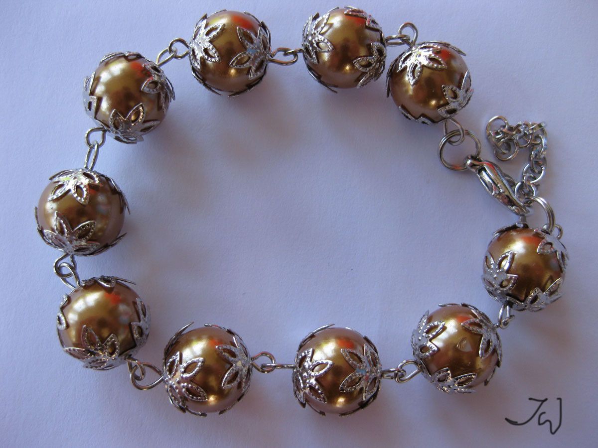Handmade Gold Sea shell pearl bracelet Size ONE SIZE - 1 Preview
