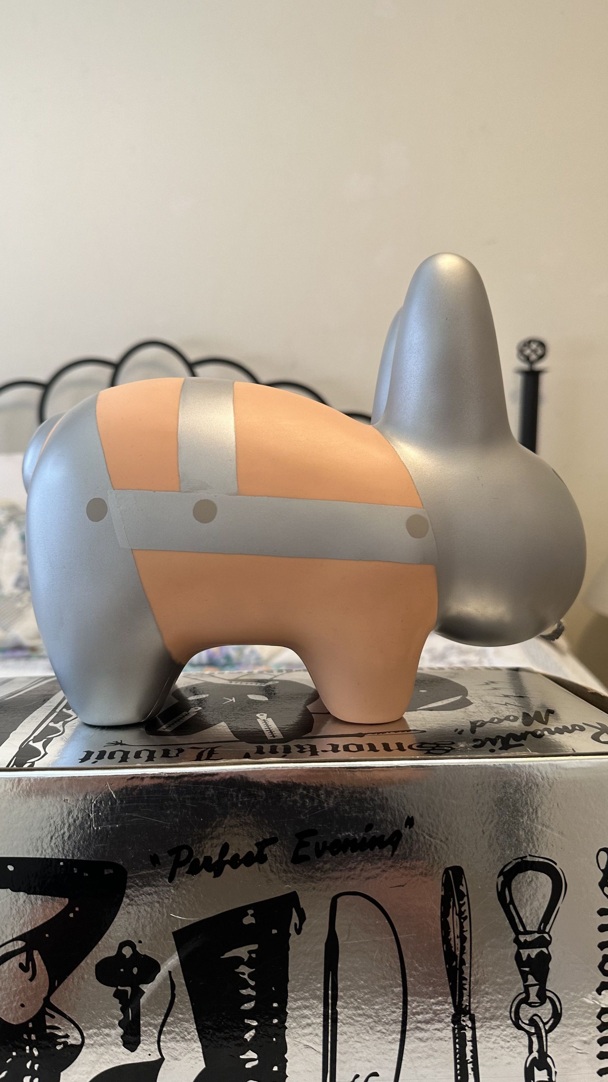 Kid Robot *RARE SIGNED SILVER* FRANK KOZIK KIDROBOT SMORKIN LABBIT 10" Size ONE SIZE - 5 Thumbnail