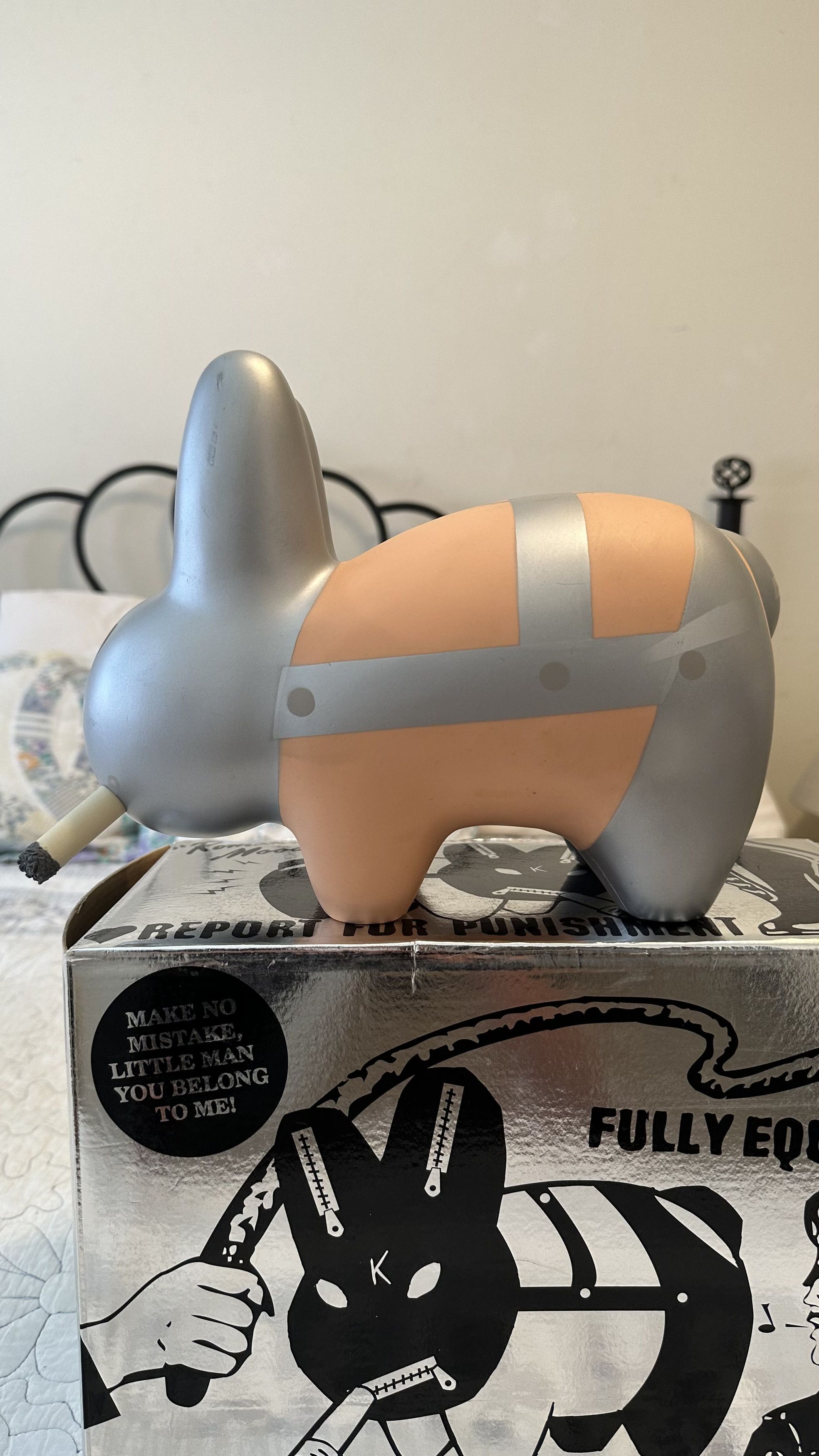 Kid Robot *RARE SIGNED SILVER* FRANK KOZIK KIDROBOT SMORKIN LABBIT 10" Size ONE SIZE - 4 Thumbnail