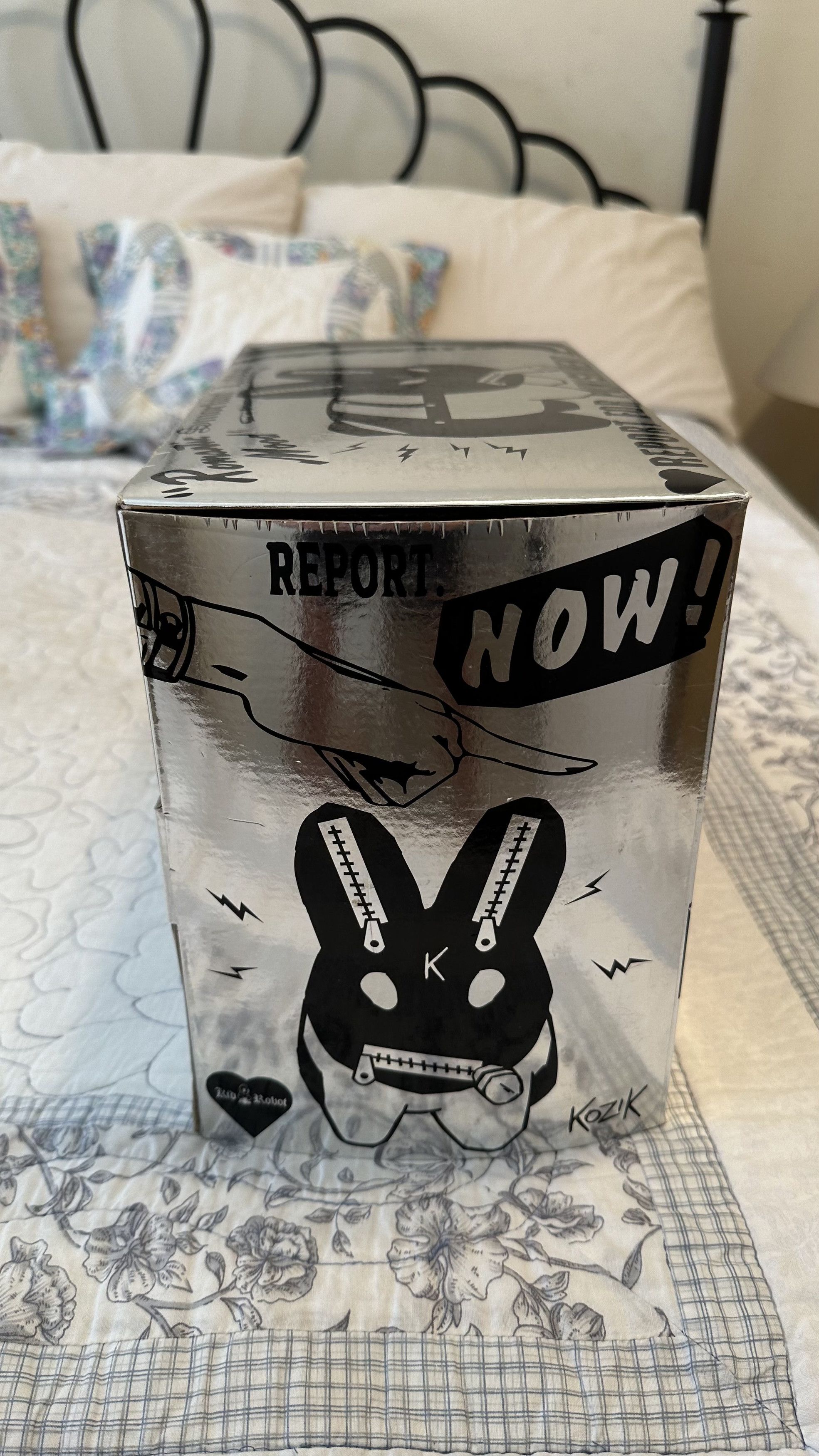 Kid Robot *RARE SIGNED SILVER* FRANK KOZIK KIDROBOT SMORKIN LABBIT 10" Size ONE SIZE - 13 Thumbnail