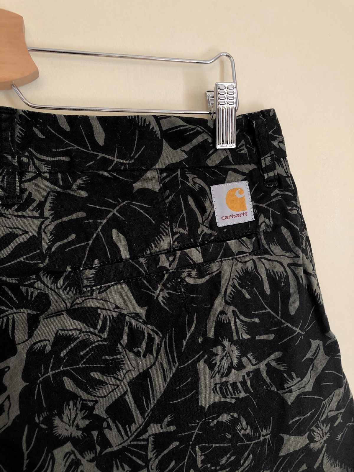 Carhartt Carhartt WIP tropical jungle camo chino Johnson shorts Size US 34 / EU 50 - 2 Thumbnail