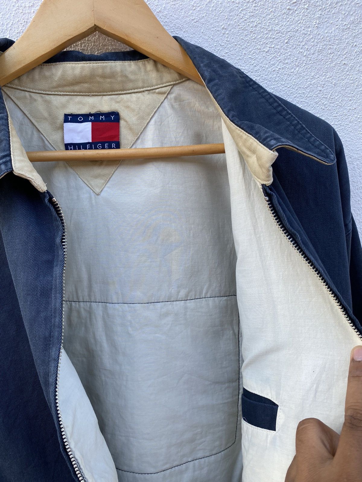 Tommy Hilfiger Vintage Tommy Hilfiger big logo jacket Size US L / EU 52-54 / 3 - 11 Thumbnail