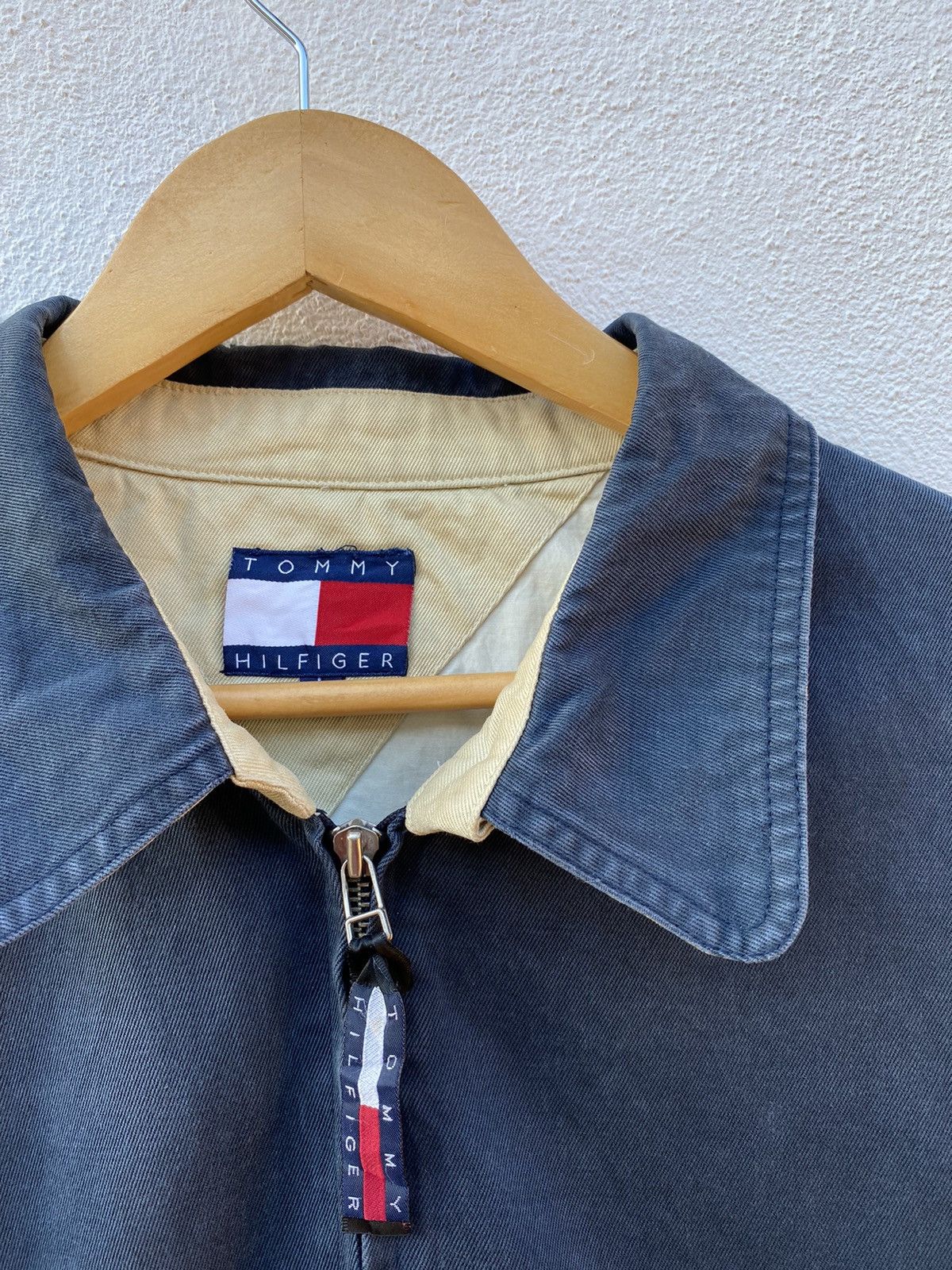 Tommy Hilfiger Vintage Tommy Hilfiger big logo jacket Size US L / EU 52-54 / 3 - 4 Thumbnail