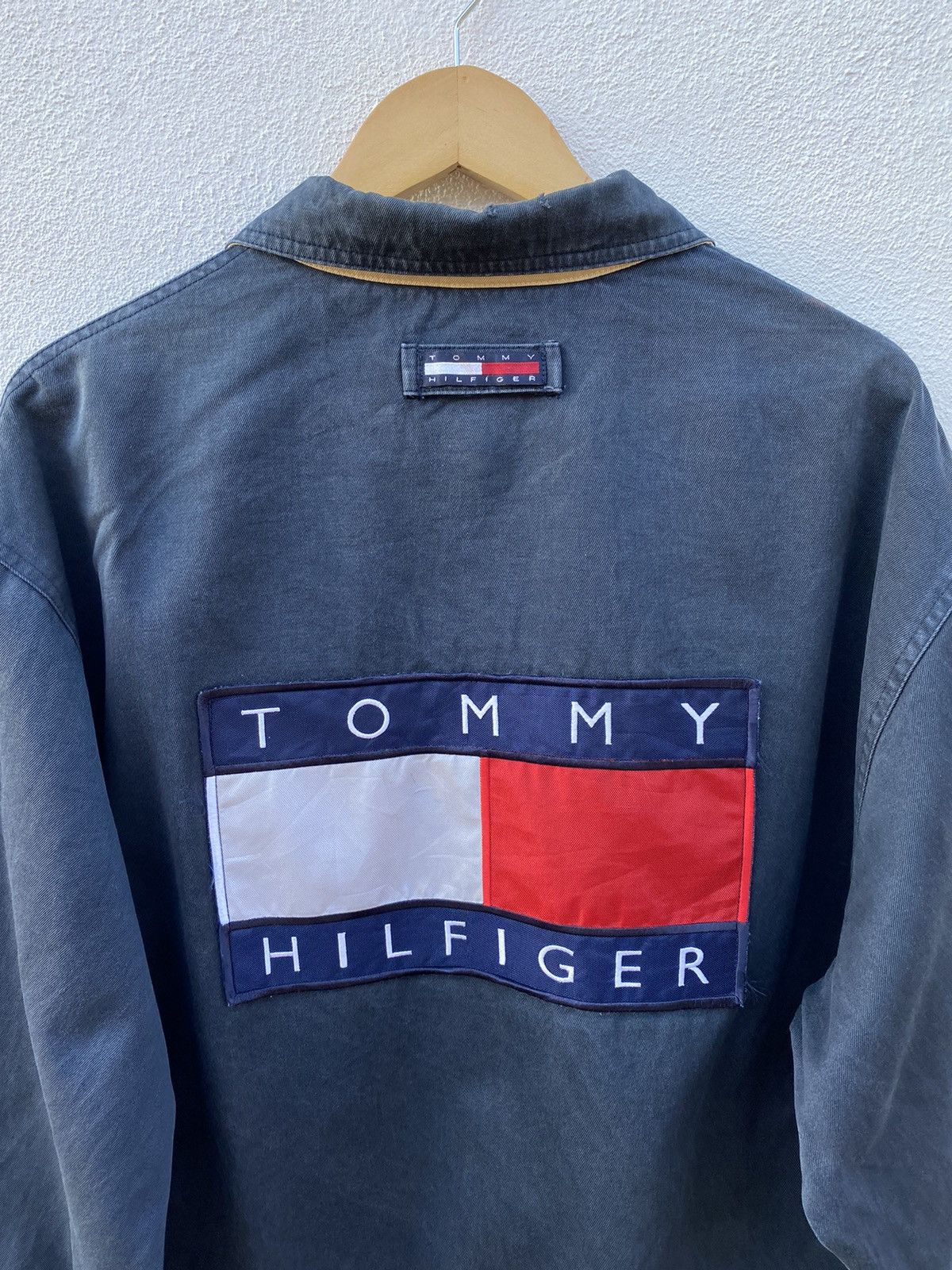 Tommy Hilfiger Vintage Tommy Hilfiger big logo jacket Size US L / EU 52-54 / 3 - 9 Thumbnail