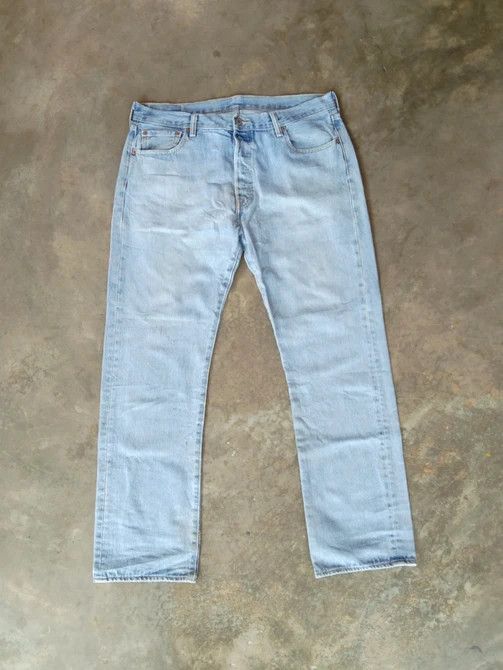 Levi's Vintage Levi's 501 Light Wash Straight Leg Jeans 36x32 Size US 36 / EU 52 - 1 Thumbnail