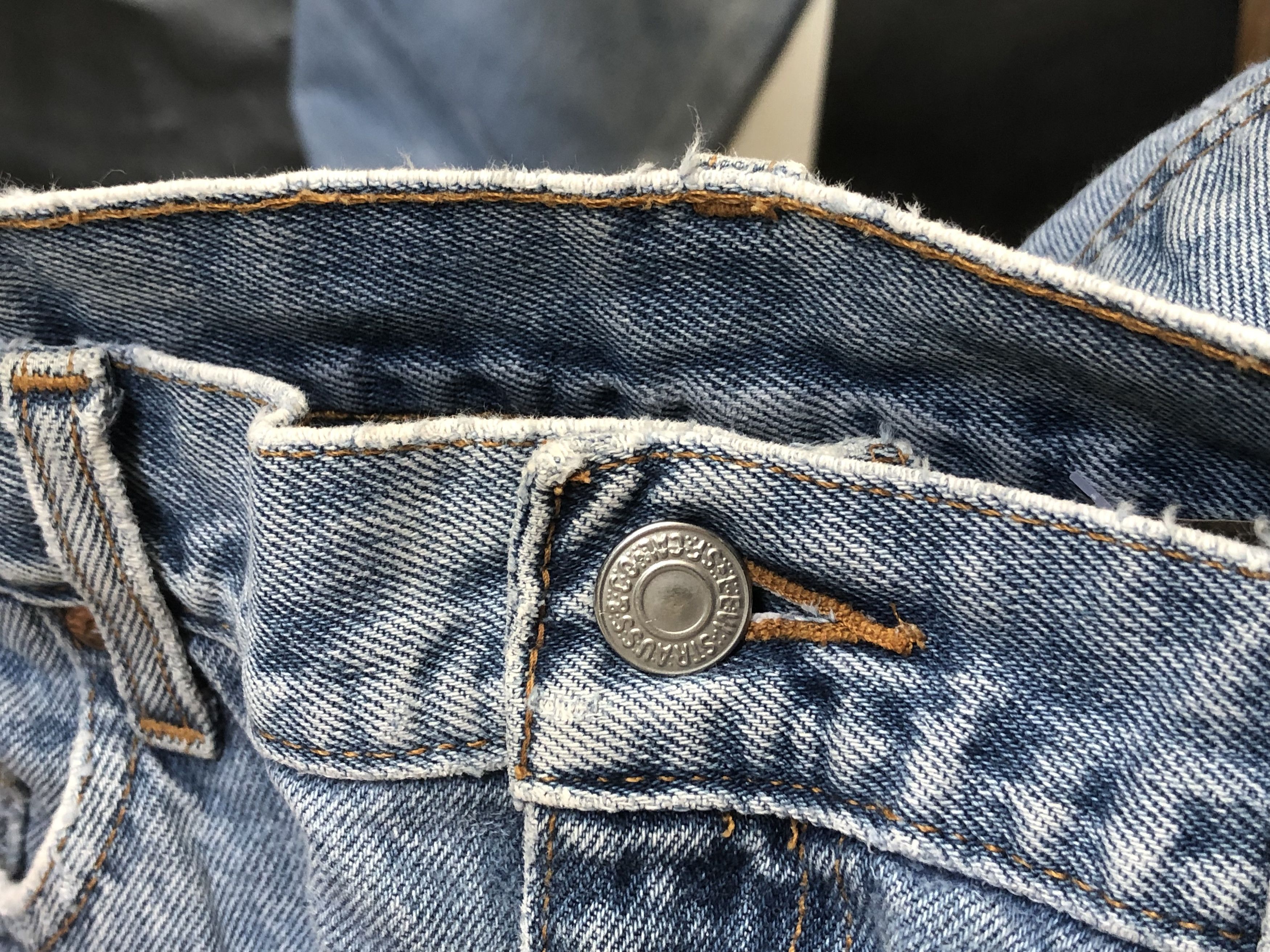 Levi's × Vintage Vintage Levi's 550 Distressed Denim Jeans L437 Size US 35 - 7 Thumbnail