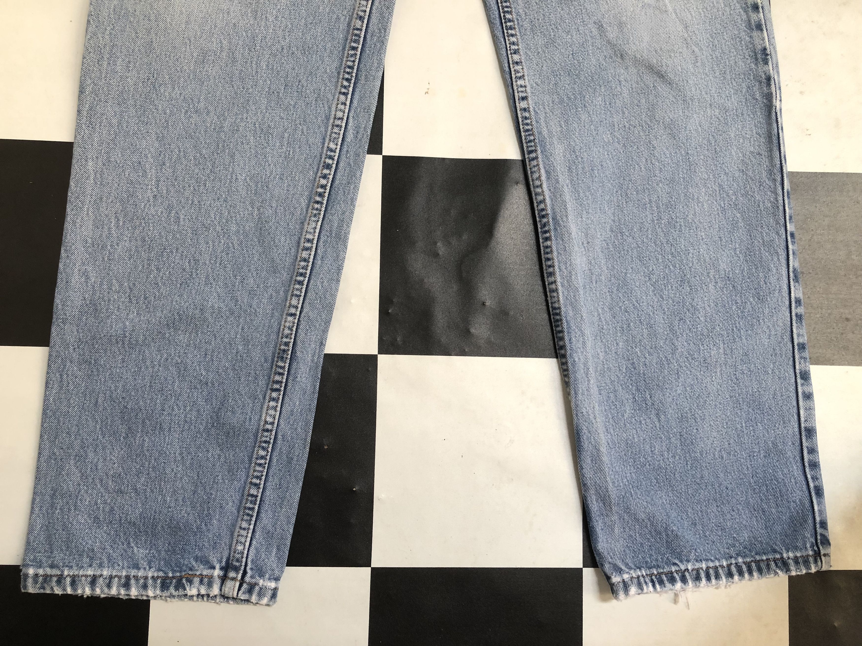 Levi's × Vintage Vintage Levi's 550 Distressed Denim Jeans L437 Size US 35 - 10 Thumbnail