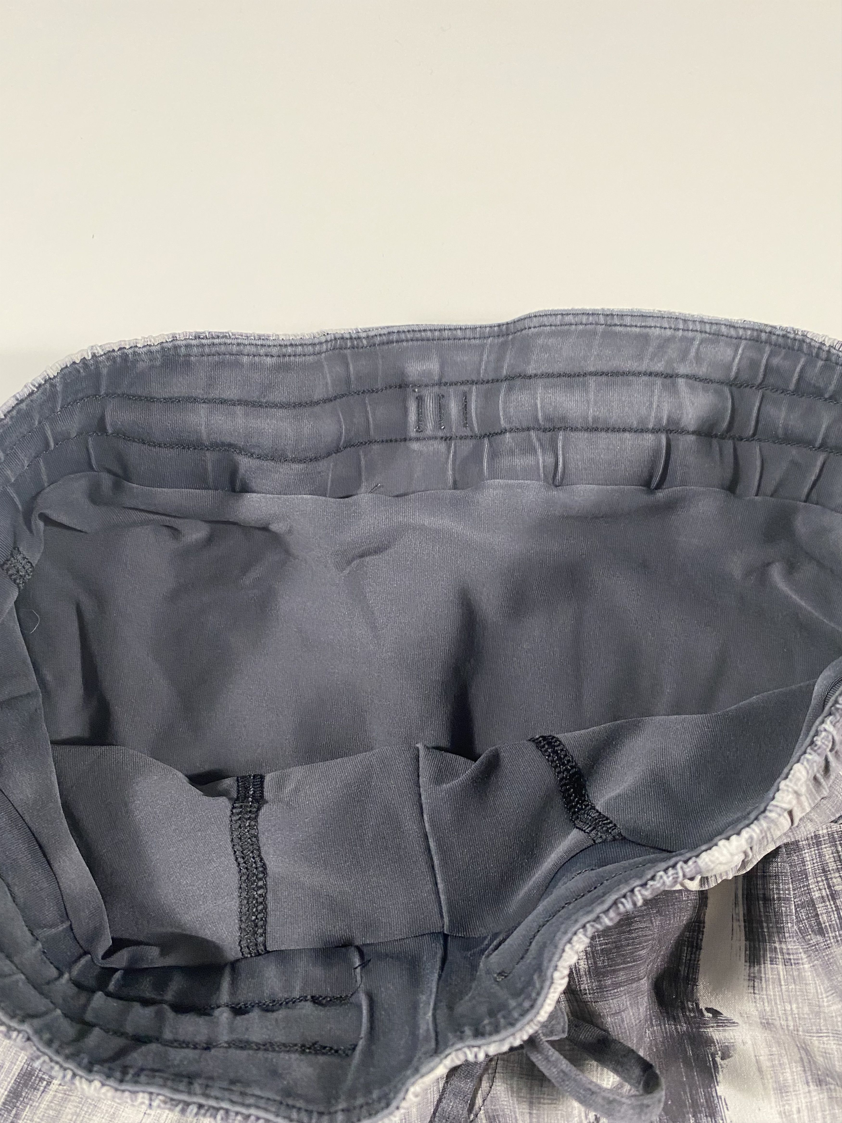 Lululemon Lululemon Lightweight Lined Running Shorts 26x7 Size US 26 / EU 42 - 4 Thumbnail