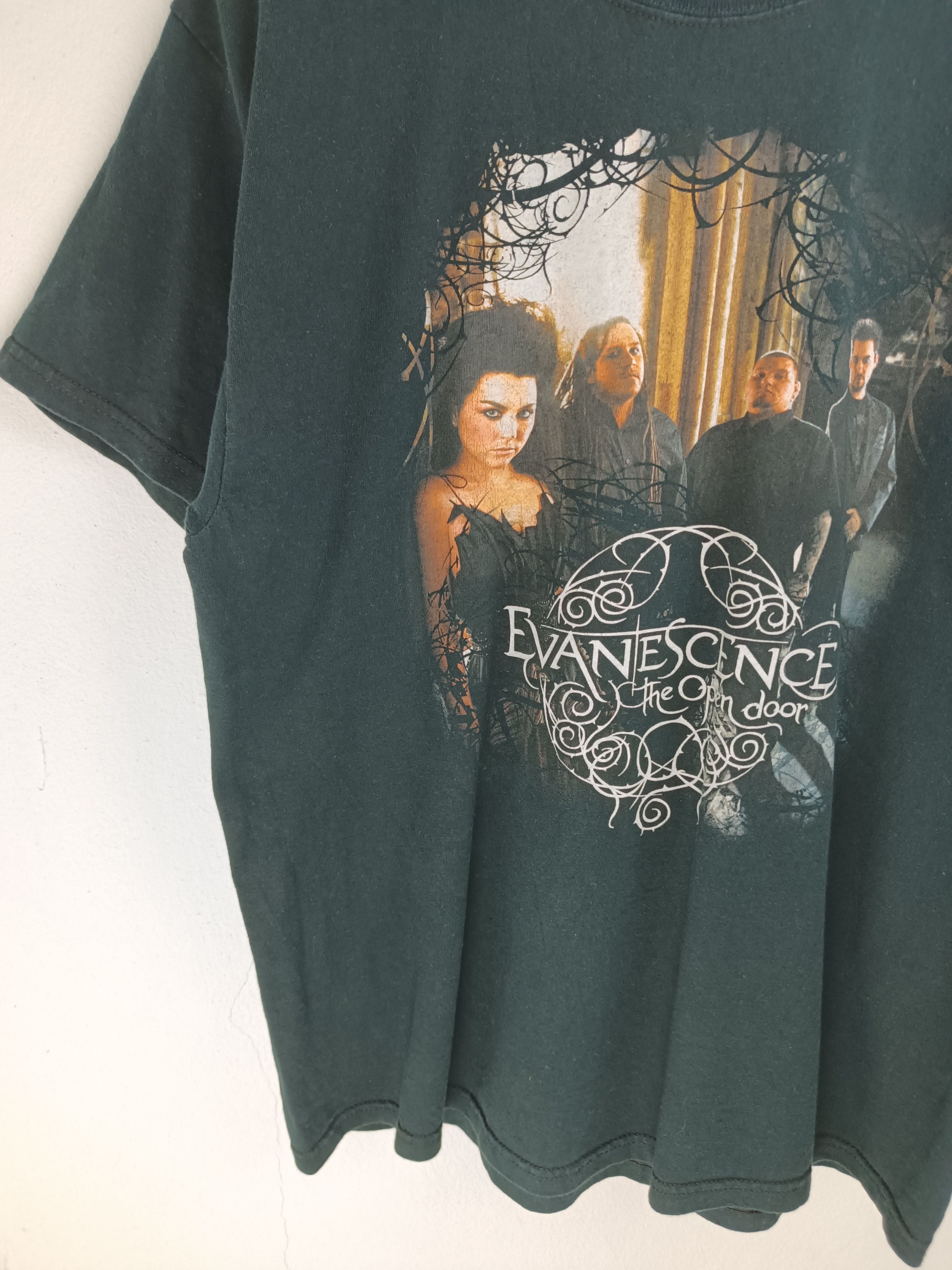 Band Tees VINTAGE '04 EVANESCENCE "THE OPEN DOOR TOUR" (used mcr) Size US L / EU 52-54 / 3 - 6 Thumbnail