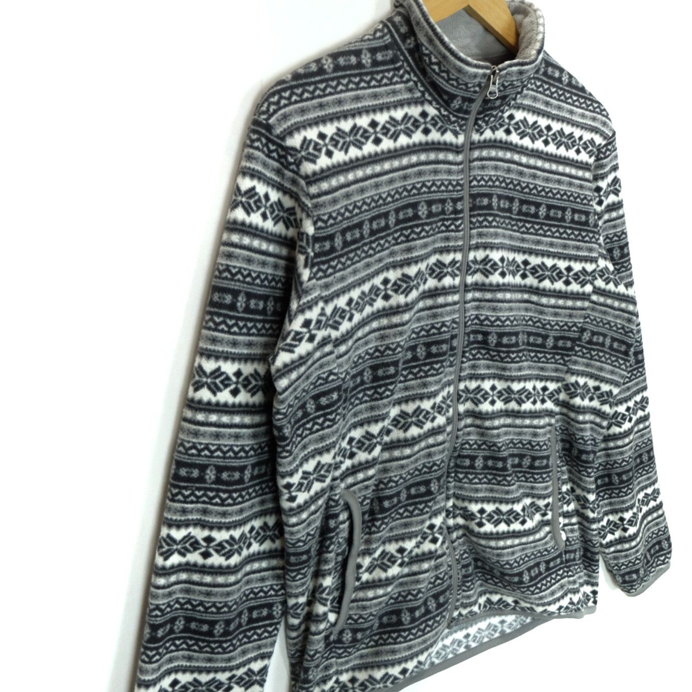Uniqlo UNIQLO Floral Monogram Christmas Fleece Jacket Size US M / EU 48-50 / 2 - 5 Thumbnail