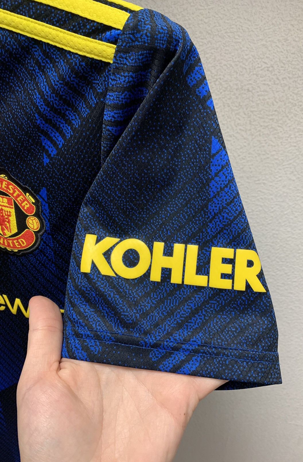 Adidas Manchester United adidas soccer jersey M sz 2021 apl patch Size US M / EU 48-50 / 2 - 3 Thumbnail