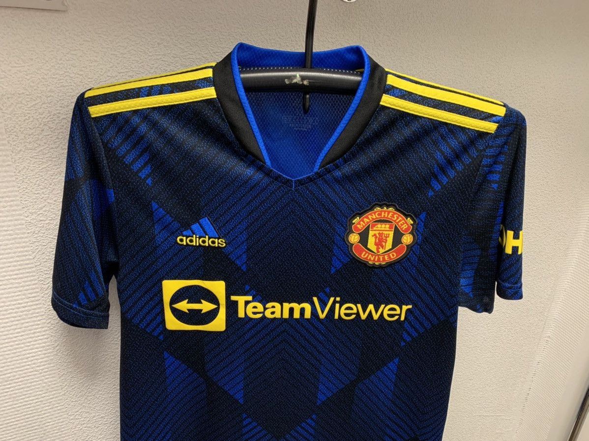 Adidas Manchester United adidas soccer jersey M sz 2021 apl patch Size US M / EU 48-50 / 2 - 2 Thumbnail