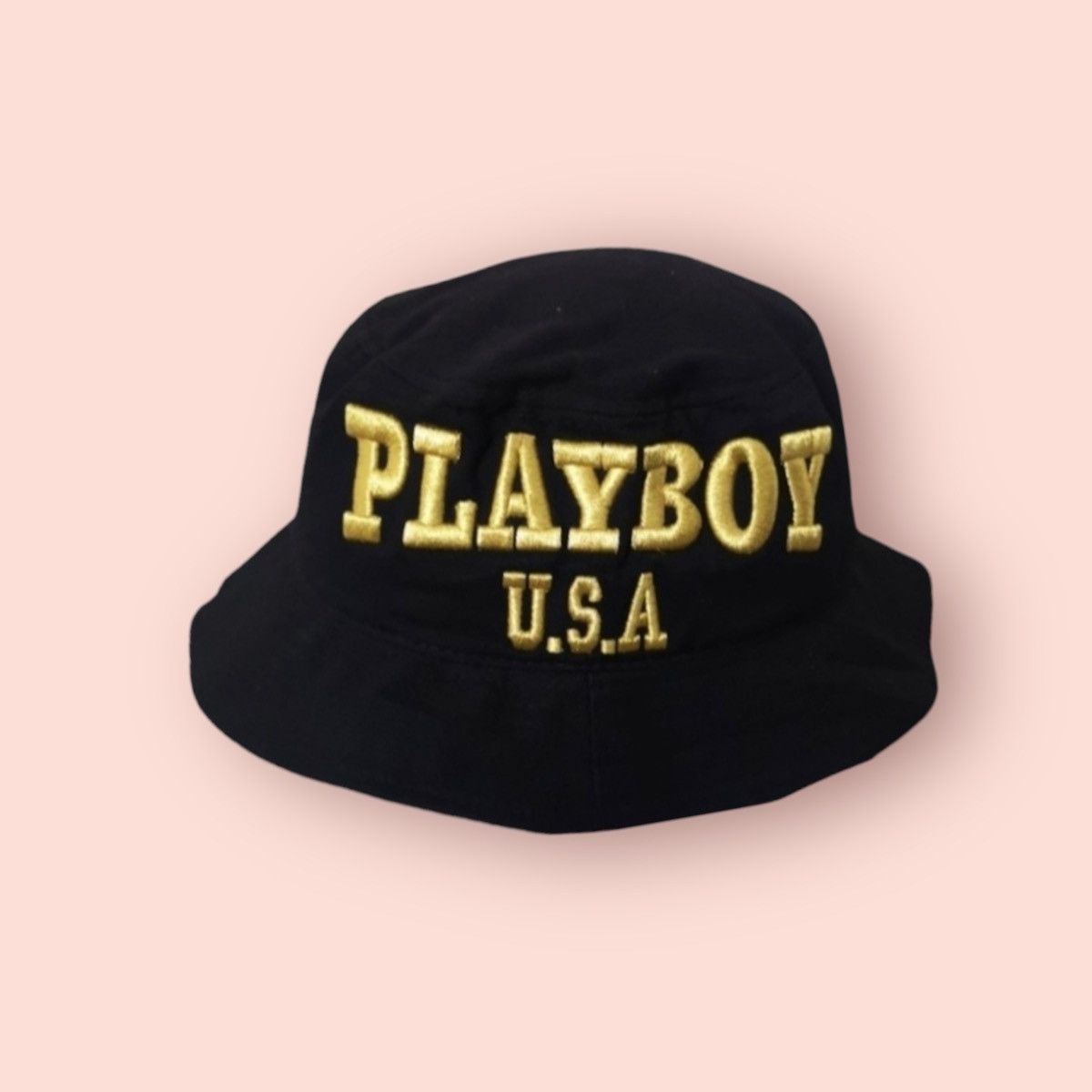 PLAYBOY USA BIG GOLD EMBROIDERED SPELLOUT BUCKET HAT