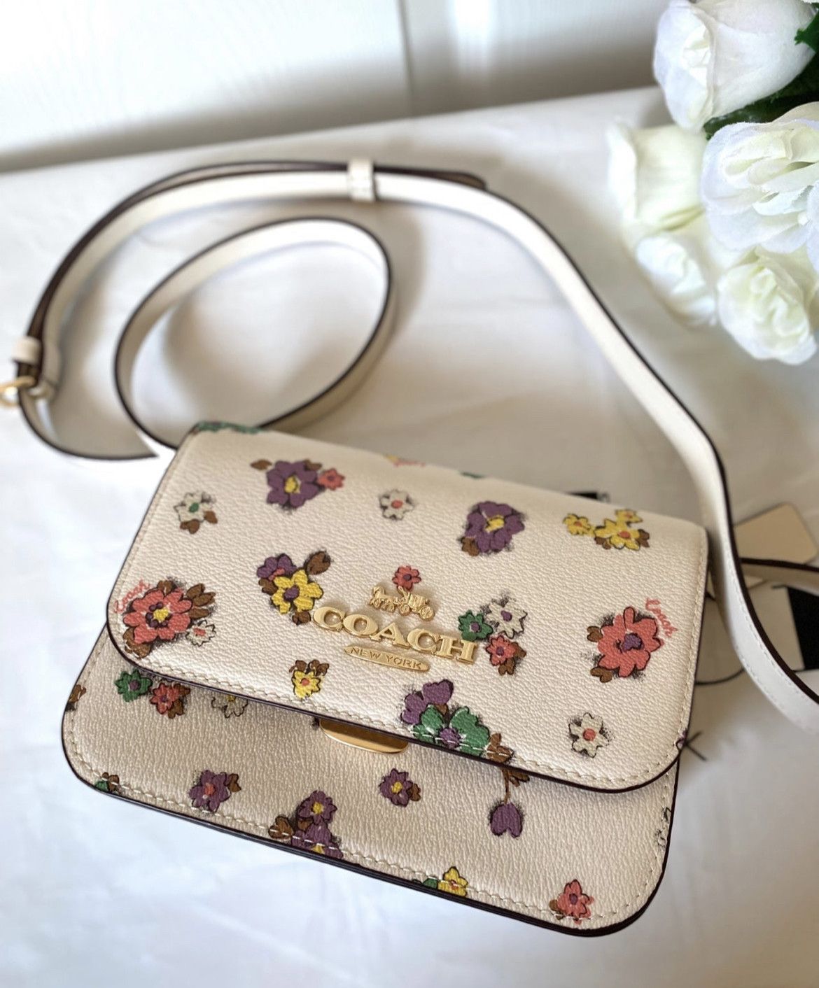 Coach Mini Brynn Crossbody With Spaced Floral Field Print - Gold/Chalk shops Multi