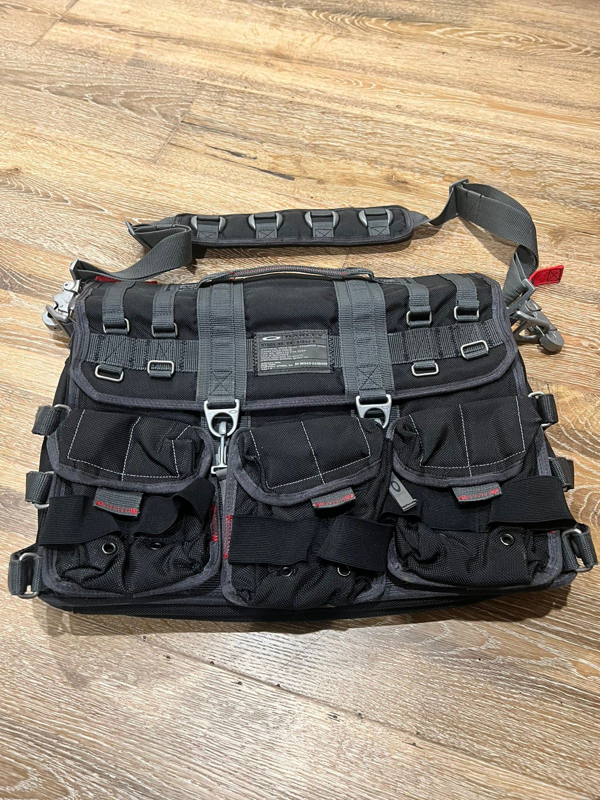 oakley messengerbag Y2K テック タクティカル メタルロゴ - バッグ
