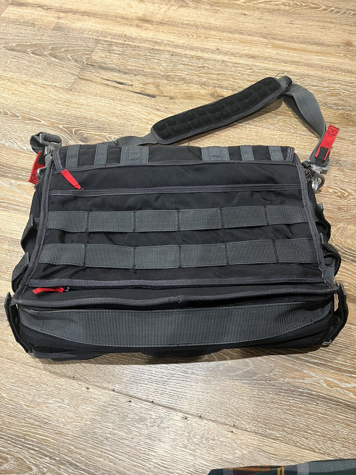 Oakley tactical messenger bag hotsell