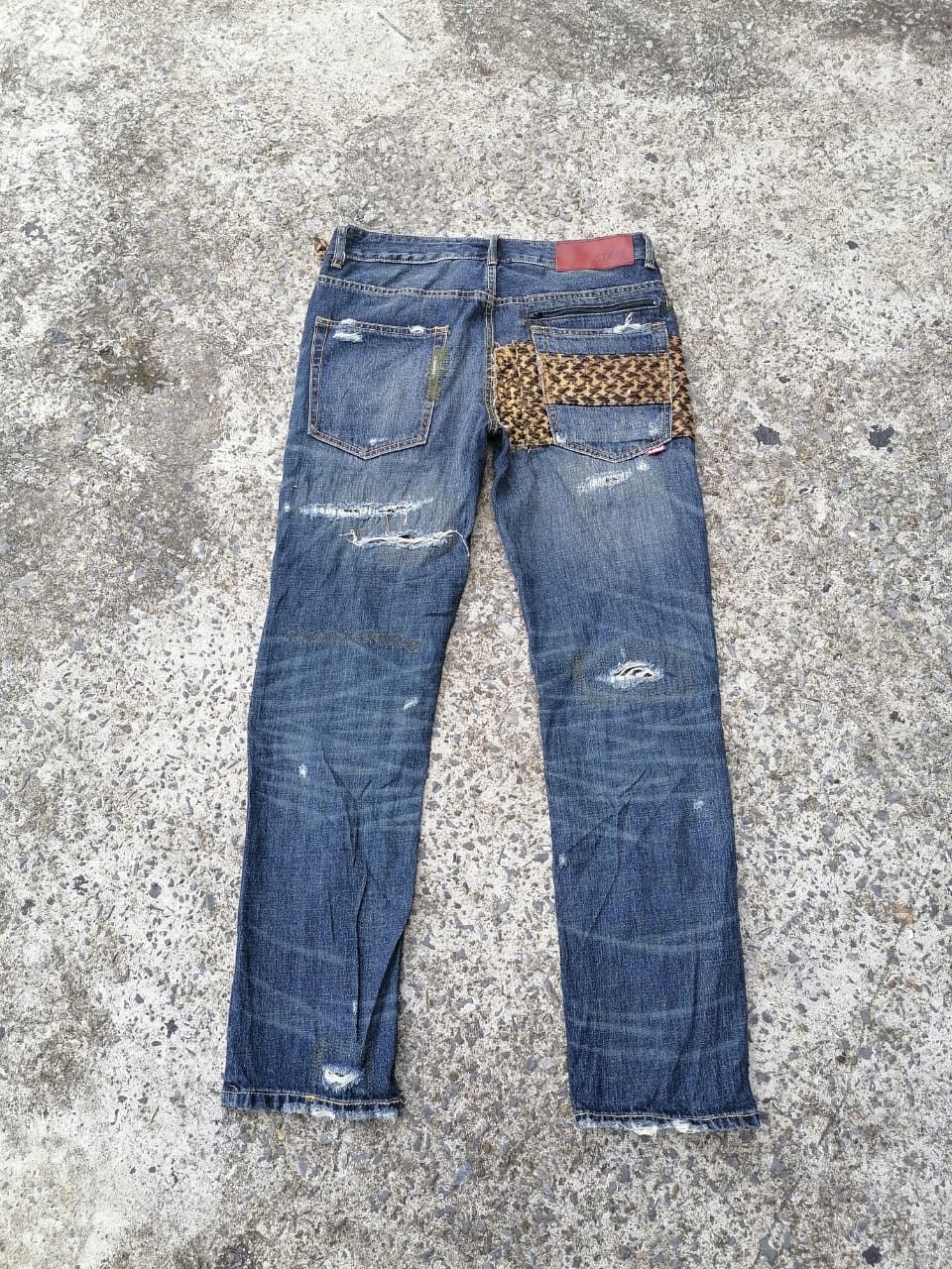 Stage Hyaline Of World Distressed Denim Jeans