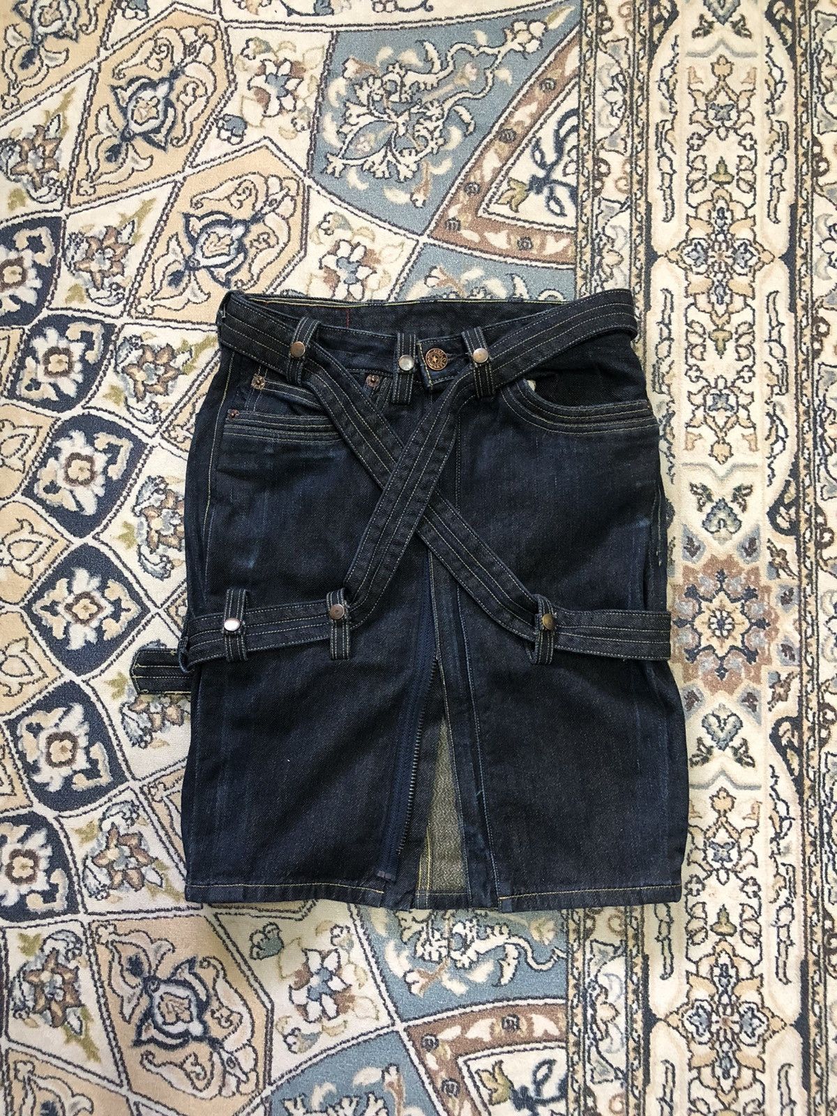 Levi's Vintage Levis Red Bondage Punk Denim Mini Skirt Size 27" / US 4 / IT 40 - 1 Thumbnail