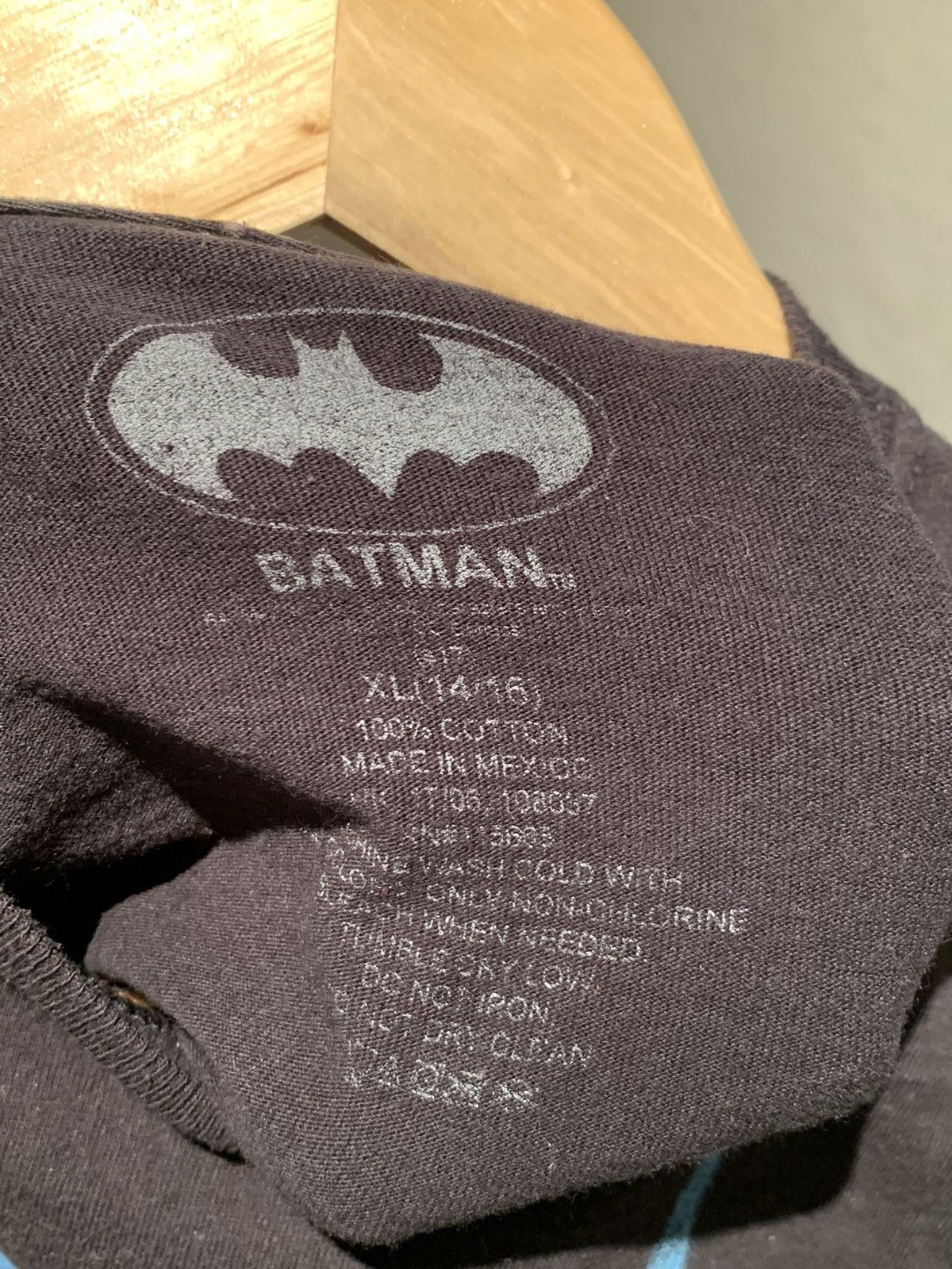 DC Comics *RARE* Batman Face Graphic Lightning DC Comics T-Shirt - S/M Size US S / EU 44-46 / 1 - 5 Thumbnail