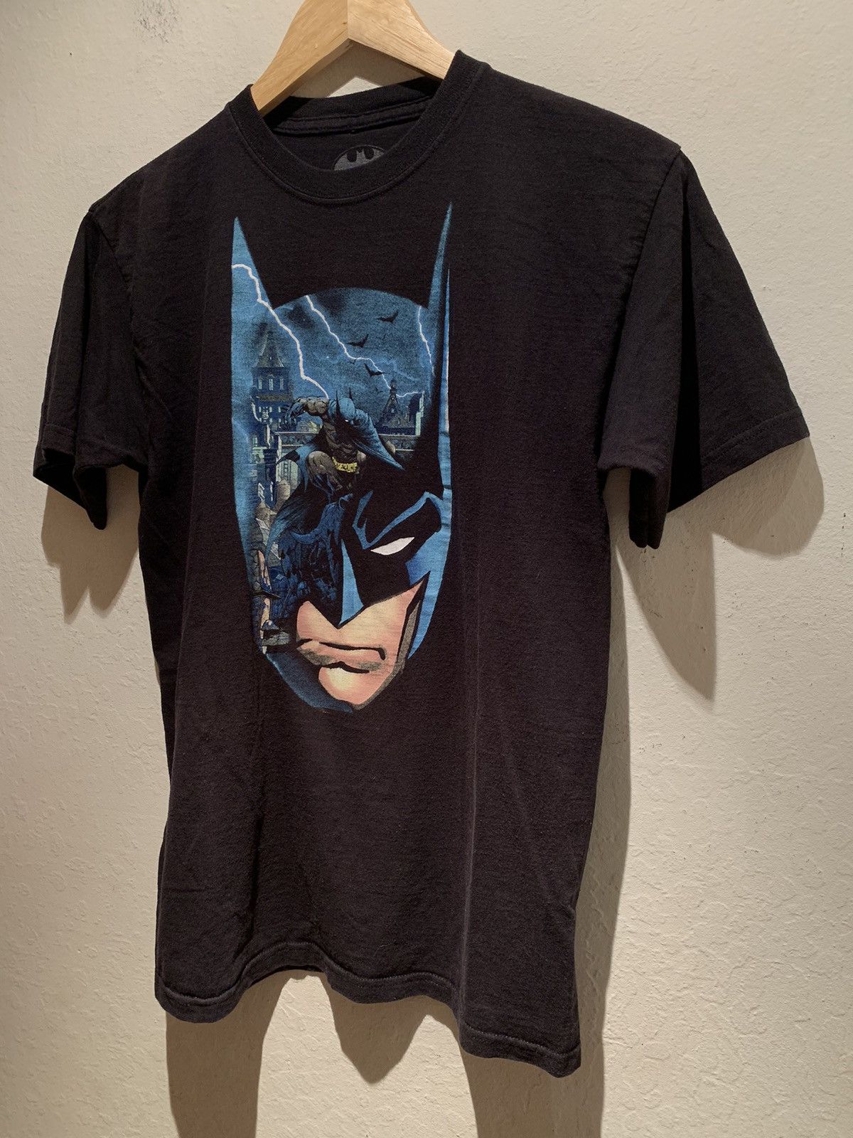 DC Comics *RARE* Batman Face Graphic Lightning DC Comics T-Shirt - S/M Size US S / EU 44-46 / 1 - 1 Thumbnail