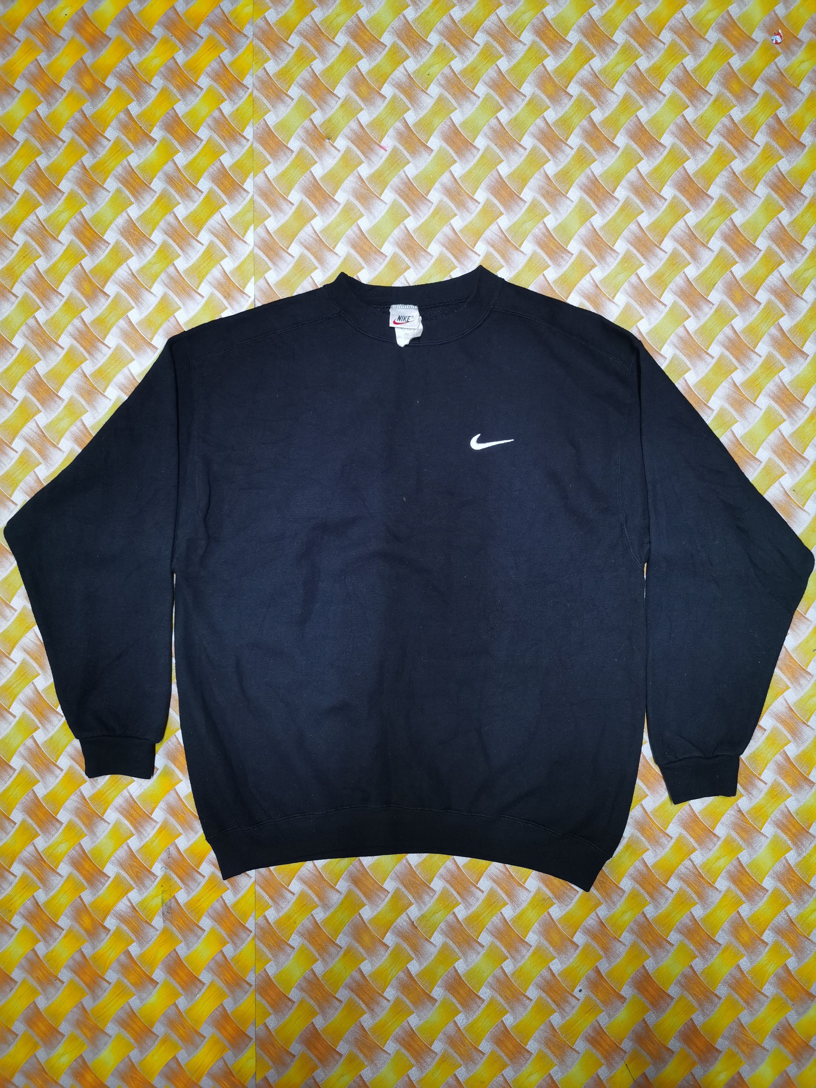 Nike Vintage Nike Small Swoosh Embroidered Logo Sweatshirt Size US L / EU 52-54 / 3 - 1 Thumbnail
