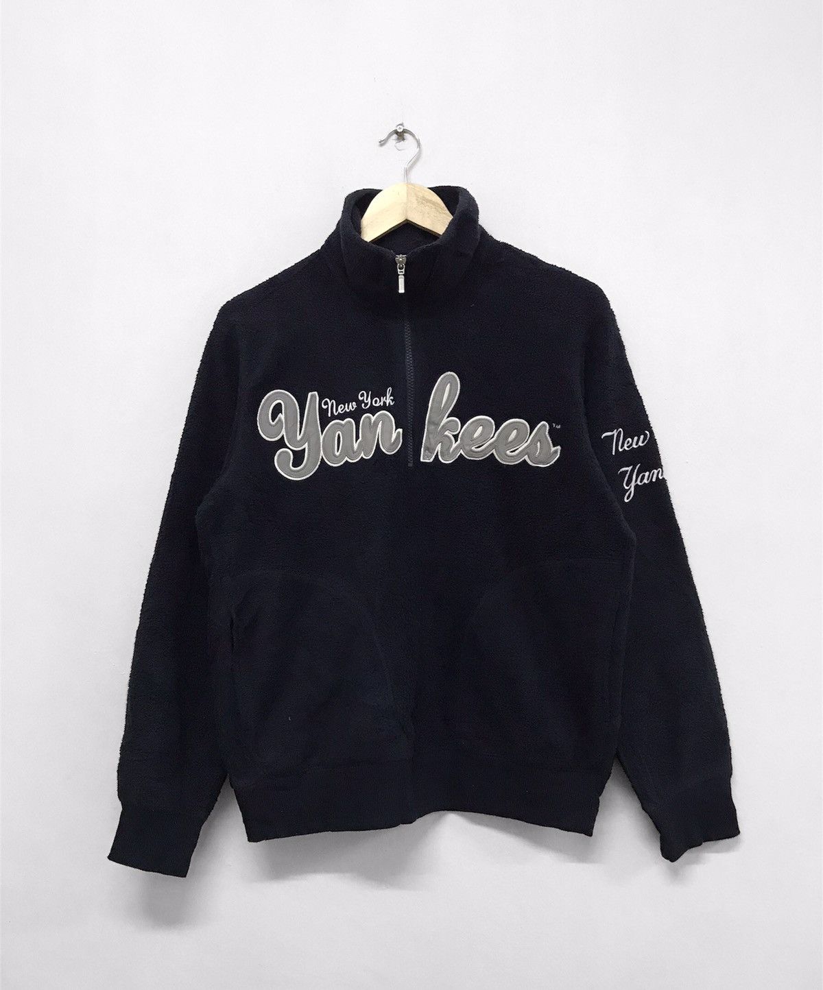 Japanese Brand Vintage Mlb Yankees x Uniqlo Fleece Sweatshirt Size US M / EU 48-50 / 2 - 1 Thumbnail