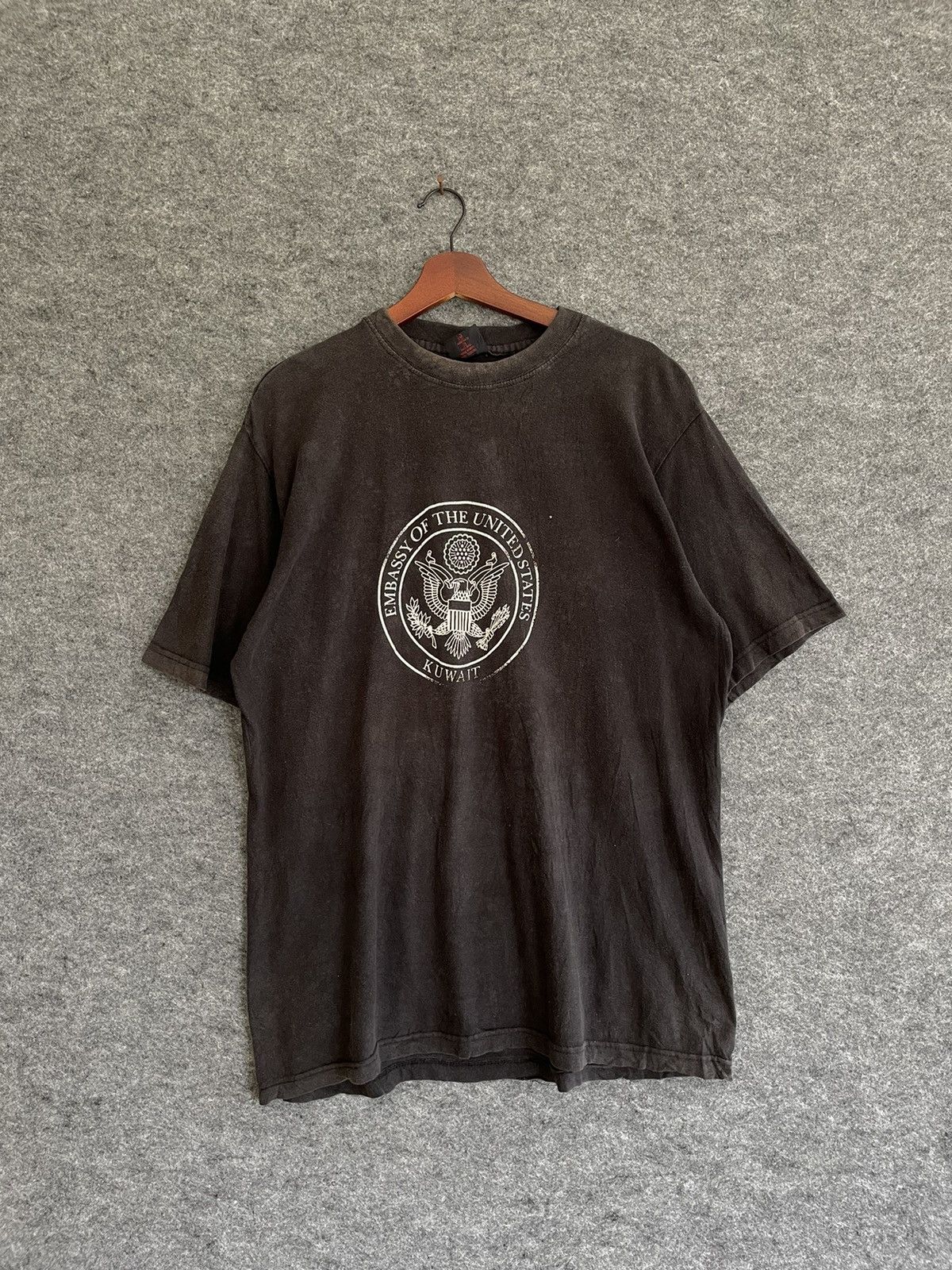 Vintage DISSTRESSED USA EMBASSY KUWAIT TEE Size US XXL / EU 58 / 5 - 1 Thumbnail