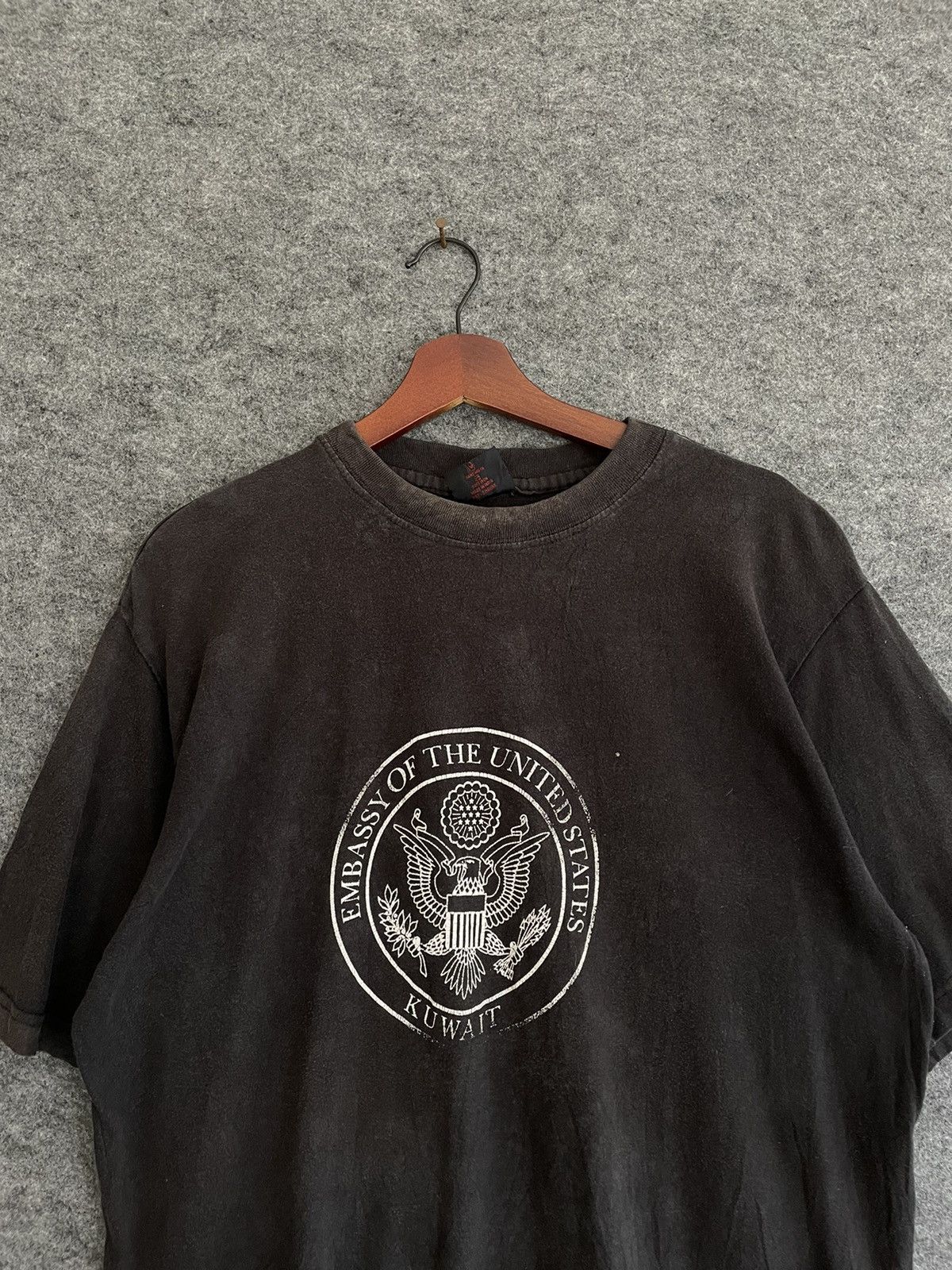 Vintage DISSTRESSED USA EMBASSY KUWAIT TEE Size US XXL / EU 58 / 5 - 2 Thumbnail