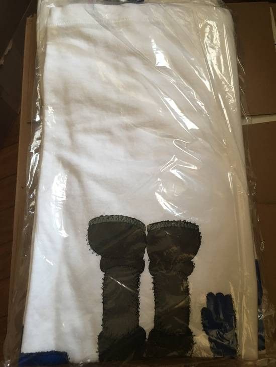 Kaws × Uniqlo Uniqlo x Kaws Gone Tee XXL Size US XXL / EU 58 / 5 - 2 Thumbnail