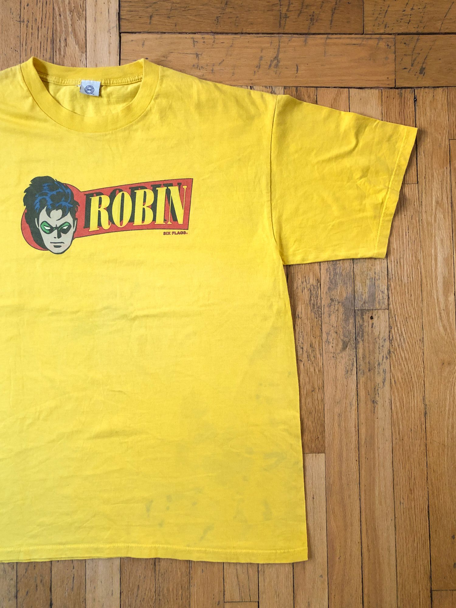 DC Comics 2006 Faded 'Robin' Six Flags T-Shirt Size US XL / EU 56 / 4 - 1 Thumbnail