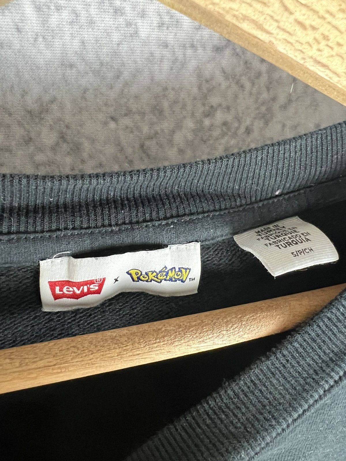 Levi's × Pokemon Levi’s x Pokémon Pikatchu sweatshirt Size US S / EU 44-46 / 1 - 3 Thumbnail