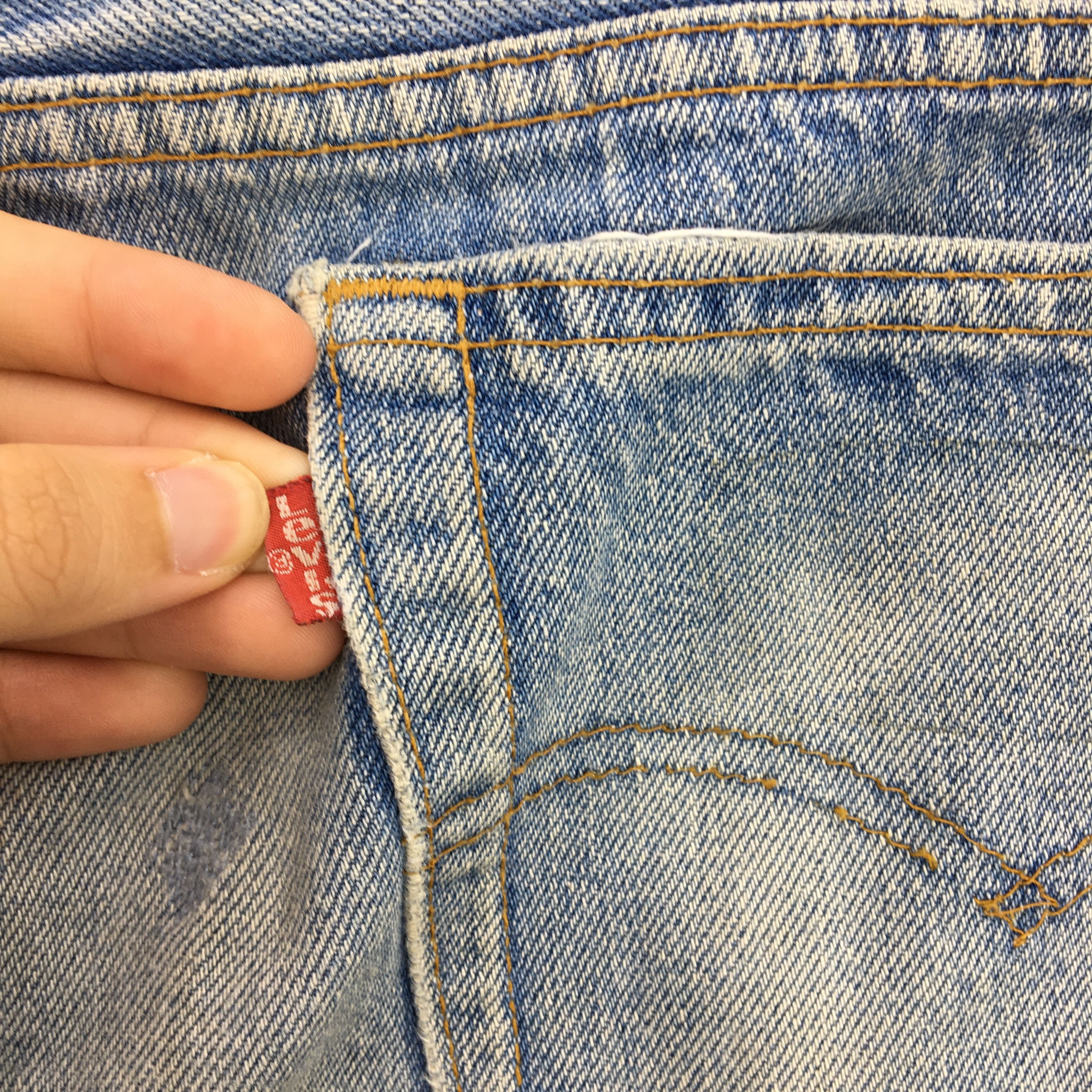 Levi's Vintage Levis 501 Light Wash Jeans Levi's Sun Faded Denim Size US 32 / EU 48 - 6 Thumbnail