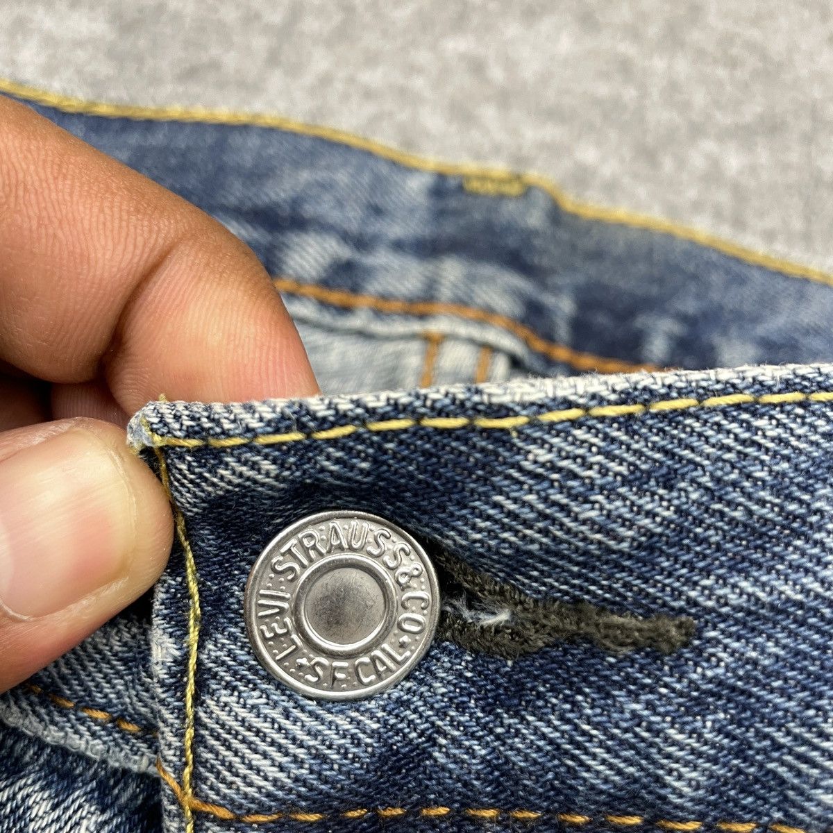 Levi's × Vintage Vintage Levi's 550 Faded Jeans -wc 248 Size US 35 - 7 Thumbnail