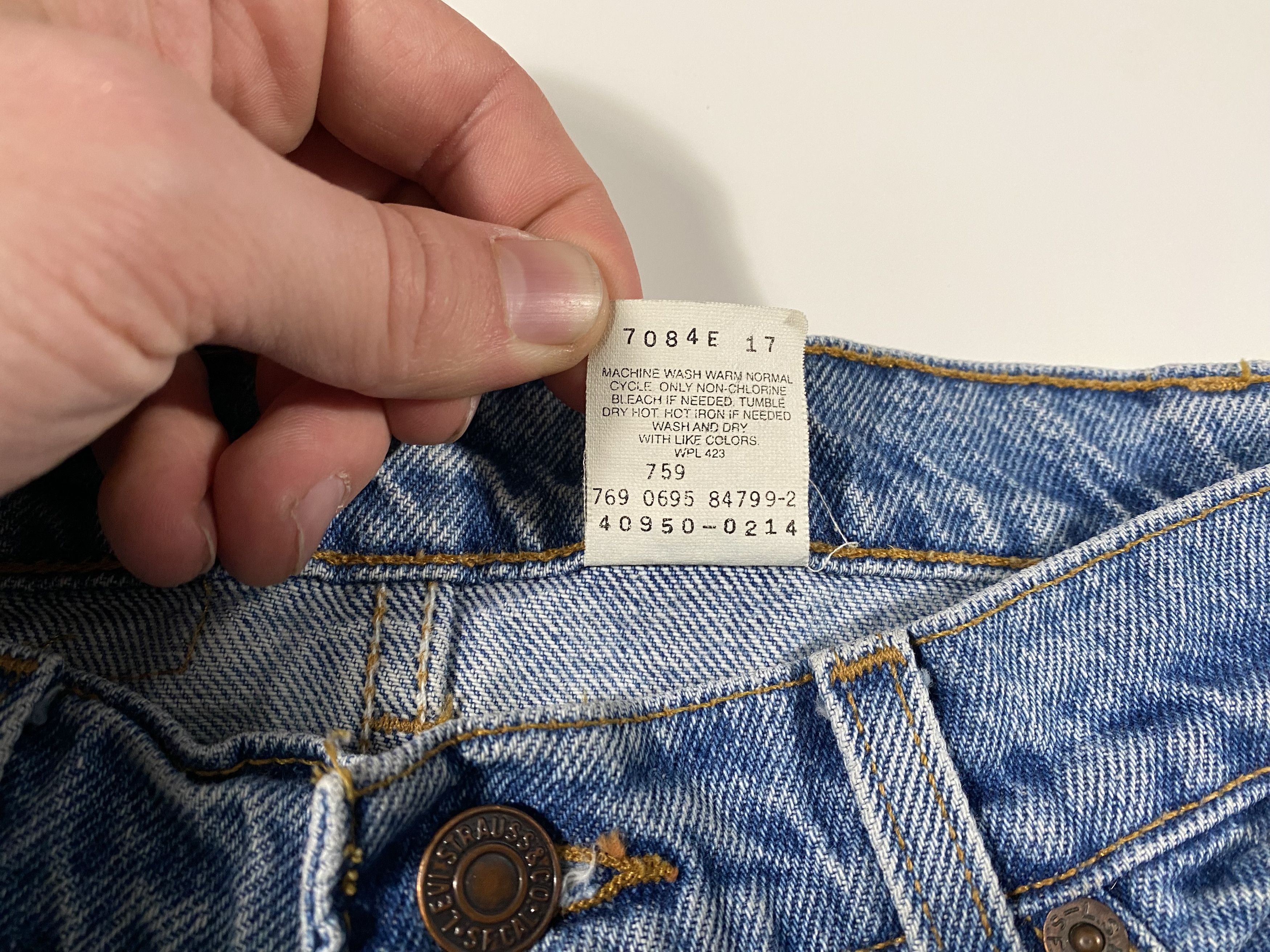 Levi's 1995 Levi's orange tab light wash Husky cropped jeans 33x25 Size US 33 - 4 Thumbnail