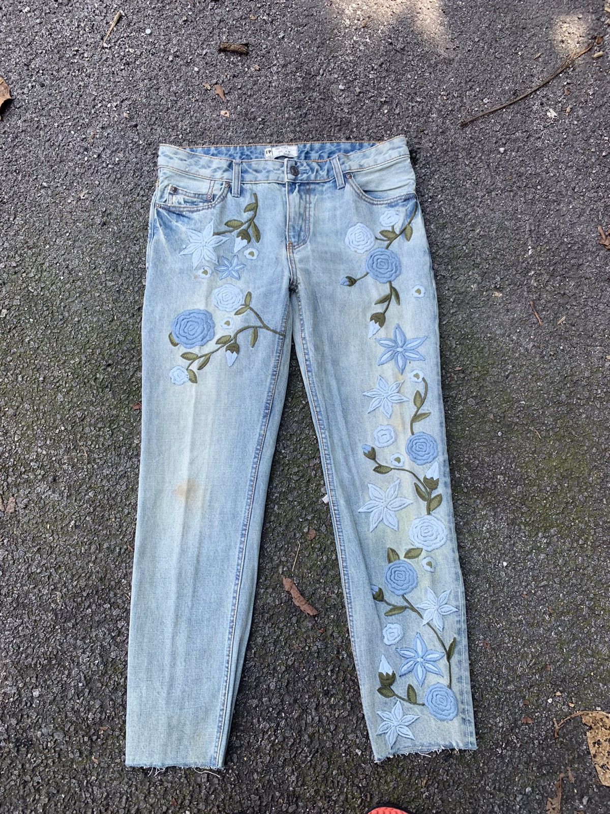 Designer × Japanese Brand × Vintage Designer Flower Spellout Style Logo Jeans Size US 32 / EU 48 - 1 Thumbnail