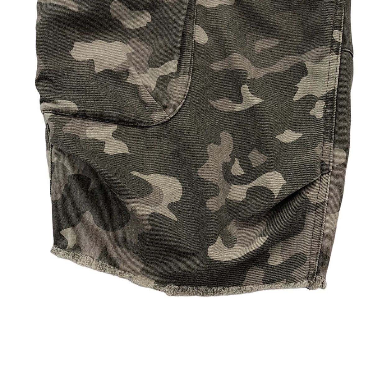Armani Exchange Armani Exchange Camouflage Cargo Short Pant Size US 30 / EU 46 - 8 Thumbnail